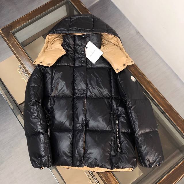 P470 女款 Moncler World# 蒙口 羽绒服 利落色彩与剪裁打造干练姿态，身着秋冬Moncler主线系列，重返喧嚣都市。 秋冬主打系列之一，注定火