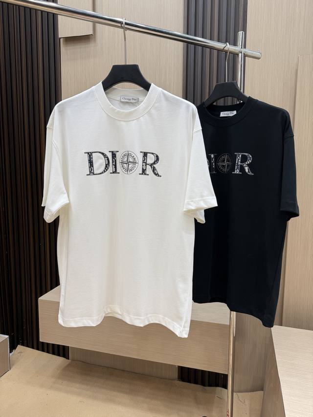 #Mo 放货价230 Dior 2025夏季最新品，专柜同步有售，原单狠货，时尚休闲圆领短袖T恤，采用进口原版面料，舒适透气，顶级印花工艺字母图案装饰Logo，