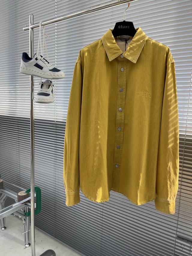 Dio 24ss新款外套衬衫来自 DIO AND STONE ISLAND 限定系列，展现了联名系列的标志。采用黄色棉质面料精心制作，胸前饰以 DIO AND