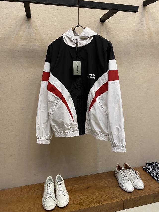 Balenciaga 3B SPORTS ICON TRACKSUIT夹克 面料特点：科技府绸面料通常指的是在府绸基础上融入了科技元素的面料。密度高、纱线细密、