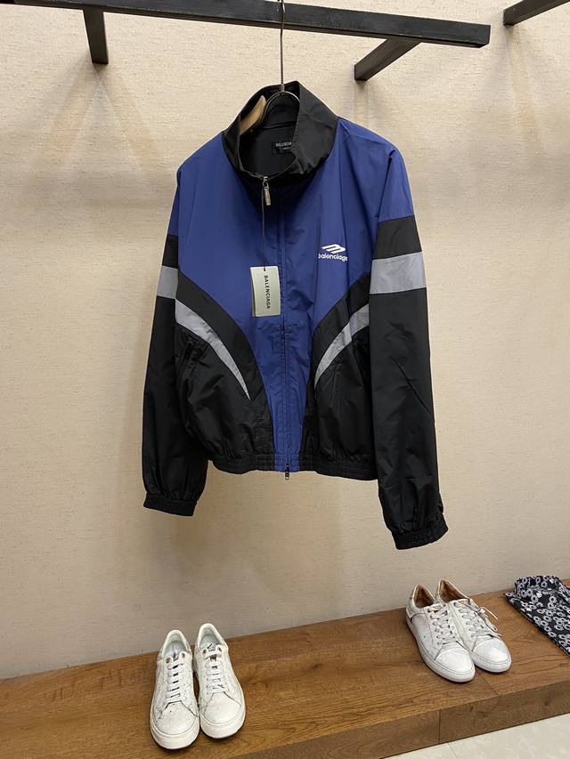 Balenciaga 3B SPORTS ICON TRACKSUIT夹克 面料特点：科技府绸面料通常指的是在府绸基础上融入了科技元素的面料。密度高、纱线细密、