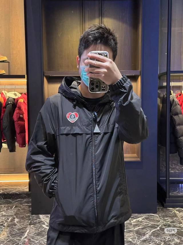 Moncler 情人节限定夹克 连帽夹克采用具有出色功能性的紧致尼龙面料制成 饰有Moncoeur彩色标识心形图案 拆解分析原版纱线再定染 还原心形图案饱满度与