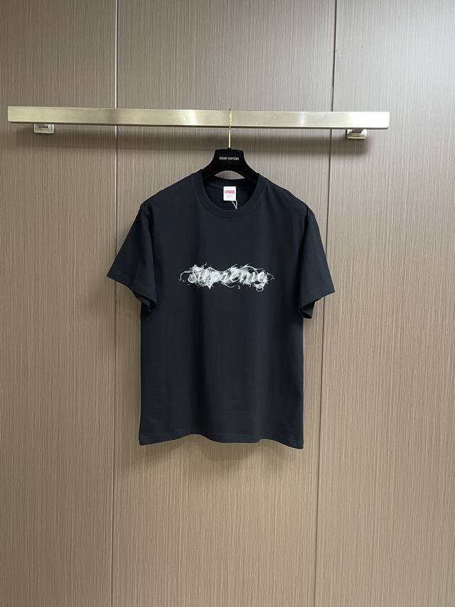 supreme 2024fw smoke tee 烟雾logo短袖T恤，面料全都订织定染280g克重100％棉 圆筒布 圆筒布就是用圆筒织布机织出的针织布，机针