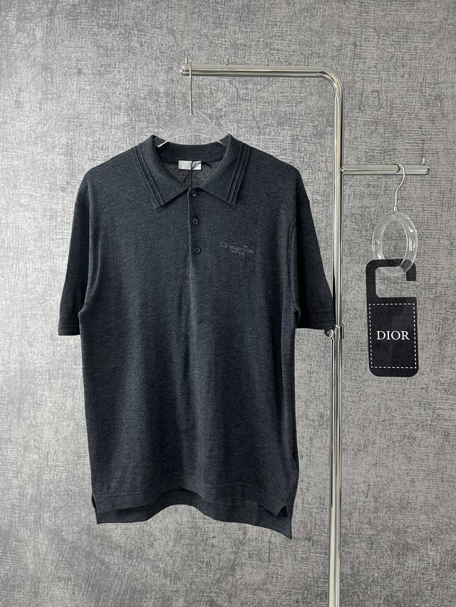 Dior迪奥 2024夏季新品 字母刺绣logo羊毛+桑蚕丝短袖男士翻领Polo衫 这款 Polo 衫是二零二四秋季成衣系列新品，全新演绎 Dior 主打单品。 - 点击图像关闭