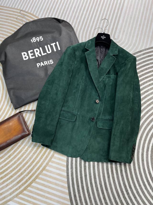 berluti 商务休闲西装皮衣夹克； 款号：AG21876 材质：进口混种羊反绒 皮质细腻柔软 又挺括有型，做西装版型太适合了，穿着舒适又透气！品质不输几万块