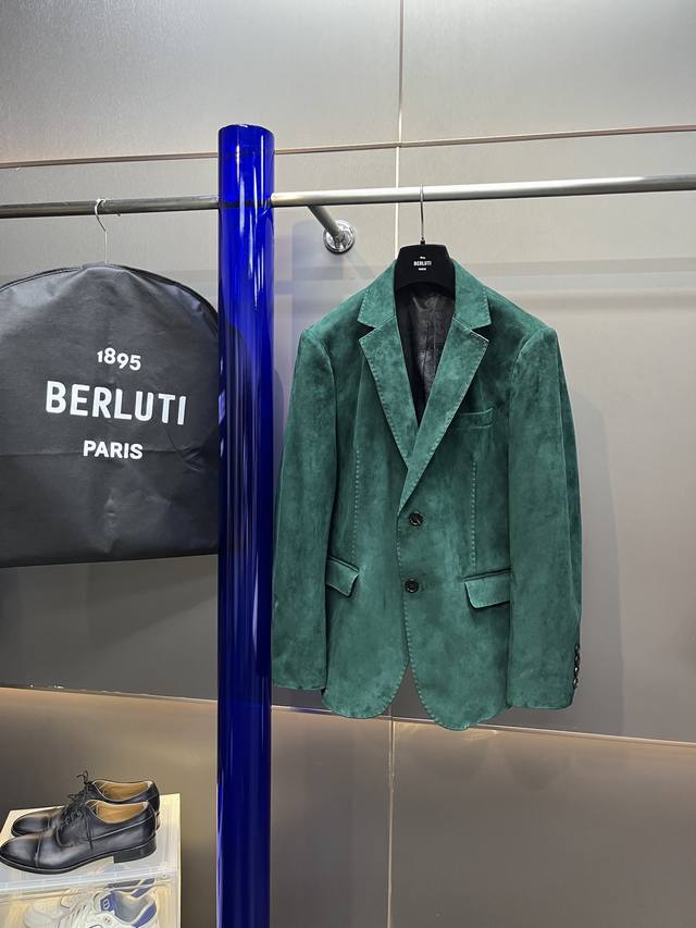 berluti 商务休闲西装皮衣夹克； 款号：AG21876 材质：进口混种羊反绒 皮质细腻柔软 又挺括有型，做西装版型太适合了，穿着舒适又透气！品质不输几万块