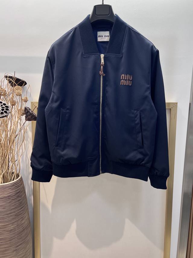 Size：s m l xl 蓝 卡其两色 男女同款 Miumiu 缪缪 Logo字母贴皮拉链宽松飞行员夹克外套 真的是太懂时尚了#男孩阵营 #miumiu男孩