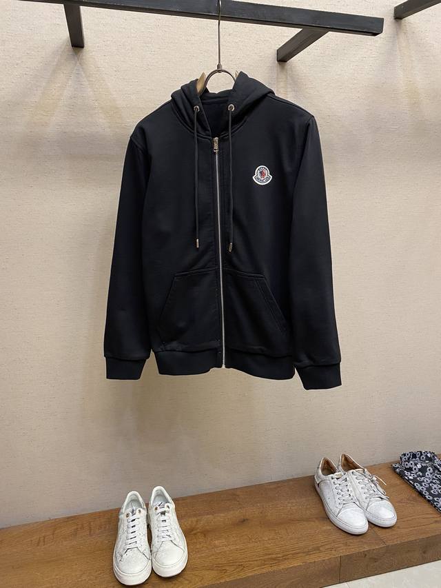 一套售不拆 Moncler，时尚长袖连帽卫衣套装 臻选高端弹力纯棉棉面料，手感软糯！质感细腻，无痕防尘免烫立体有型，顶级的穿衣享受。打造别具一格的时尚韵味感，经