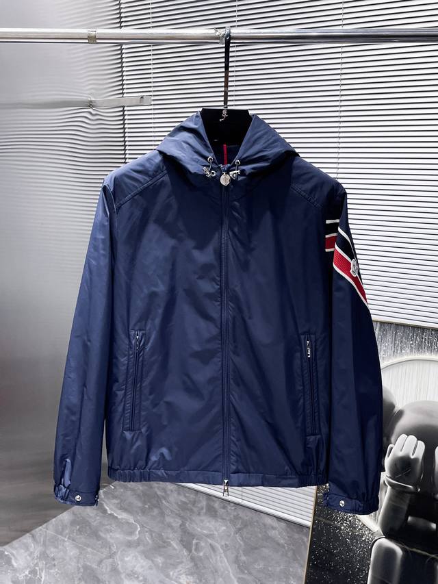 蒙口 moncler 2024秋冬新款 连帽 薄棉 夹克 外套，高端版本！专柜定制面料 透气舒适度高，细节无可挑剔，品牌元素设计理念，体现高品质。手感细腻柔软！