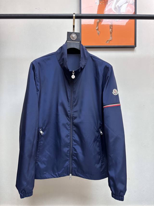 MONCLER 2024经典商务休闲风衣夹克外套！ 高端精品系列，全新拉链风格！定制原版超薄透气面料，透气舒适～经典都市休闲风尚，百搭简约范，情侣款！全新设计风