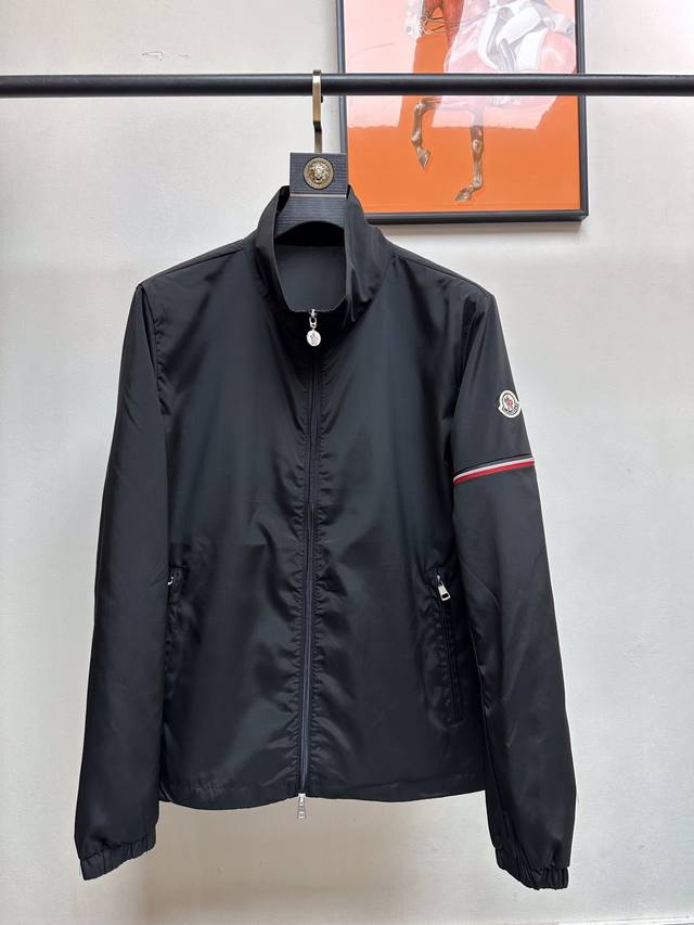 MONCLER 2024经典商务休闲风衣夹克外套！ 高端精品系列，全新拉链风格！定制原版超薄透气面料，透气舒适～经典都市休闲风尚，百搭简约范，情侣款！全新设计风