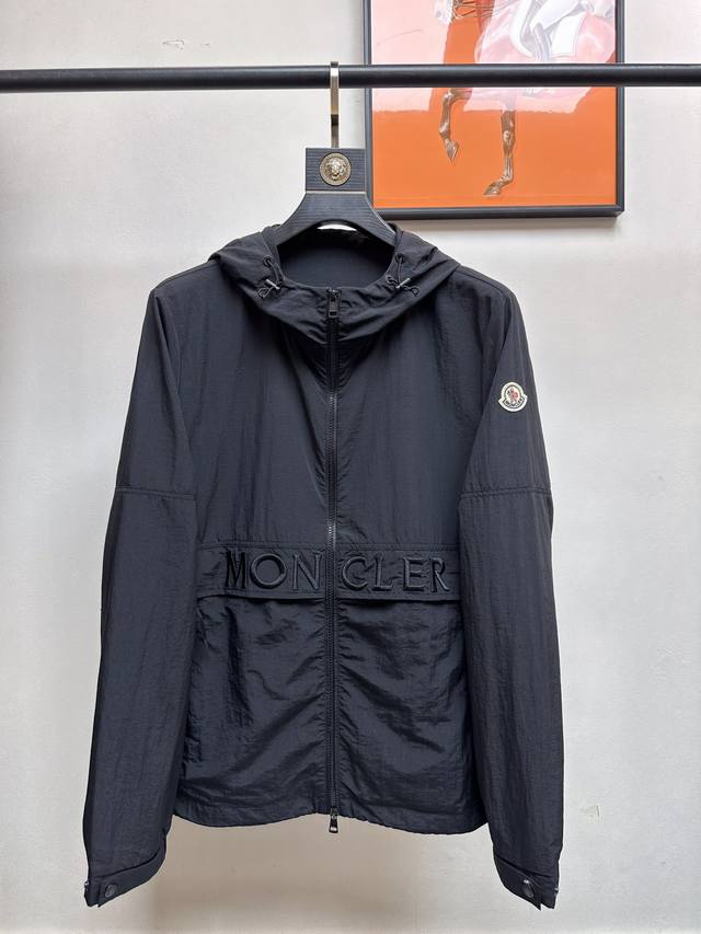 MONCLER 蒙口 2024最新款连帽风衣夹克外套，高端品质、版型面料五金都是专柜1:1定制，透气舒适合成面料，线条流畅，工艺精致，上身版型超赞，面料舒适，挡