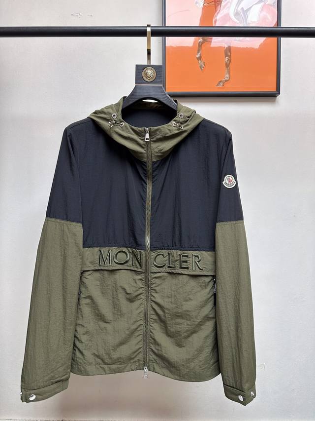 MONCLER 蒙口 2024最新款连帽风衣夹克外套，高端品质、版型面料五金都是专柜1:1定制，透气舒适合成面料，线条流畅，工艺精致，上身版型超赞，面料舒适，挡