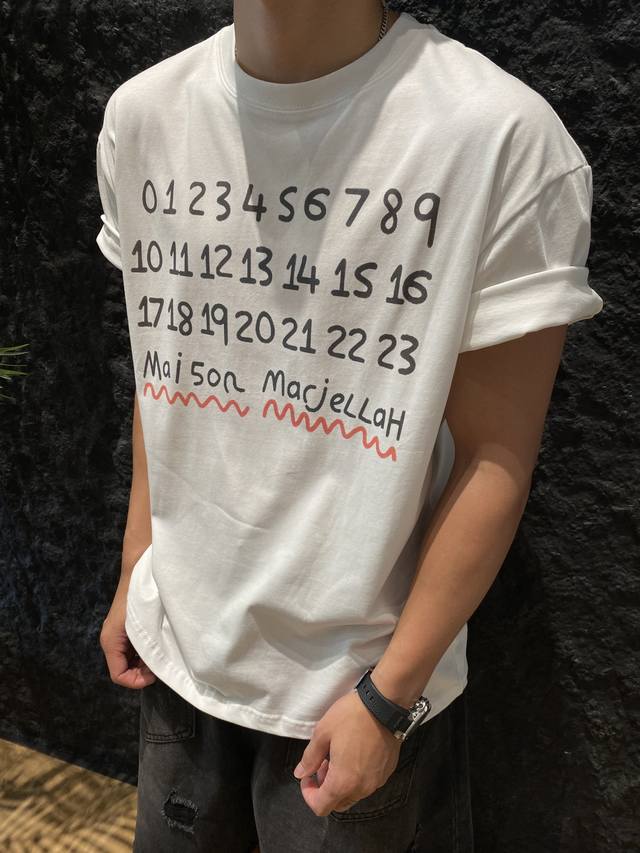 Margiela 马吉拉 MM6 的日历数字印花圆领纯棉宽松短袖 t 恤，情侣款哦！简约又时尚！日历数字印花，独特又个性。纯棉材质，舒适透气。宽松版型，不挑身材