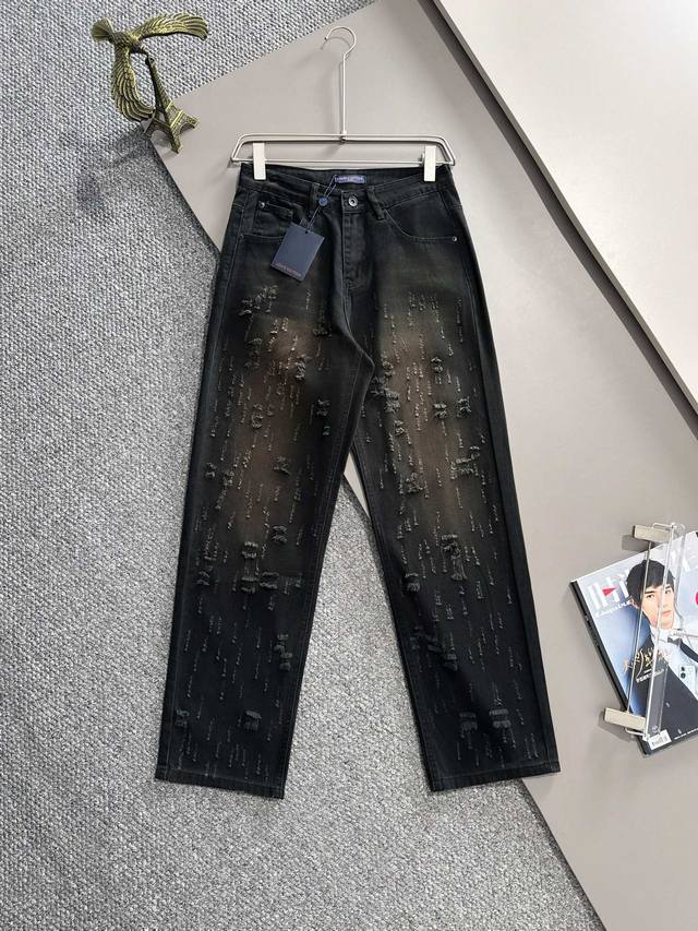 LV2024夏季新品破洞牛仔裤长裤，采用进口客供日本Denim平纹棉质牛仔面料梭织生产，三标齐全，顶尖的石磨水洗工艺让质感达到80年代的老味，柔软细腻舒适透气，