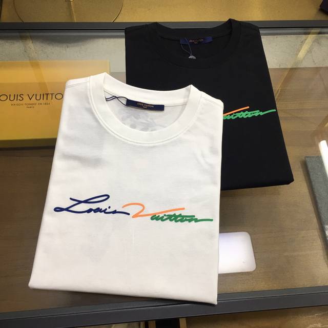 专柜新品 L.v.. S-2xl 2024春夏新款男女同款短袖T恤，专柜同步发售！定制专属高克重精梳纯棉面料，定制原版工艺螺纹，胸前重工字母logo工艺设计！简