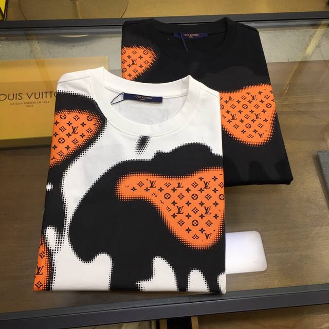 专柜新品 L.v.. S-2xl 2024春夏新款男女同款短袖T恤，专柜同步发售！定制专属高克重精梳纯棉面料，定制原版工艺螺纹，胸前重工字母logo工艺设计！简