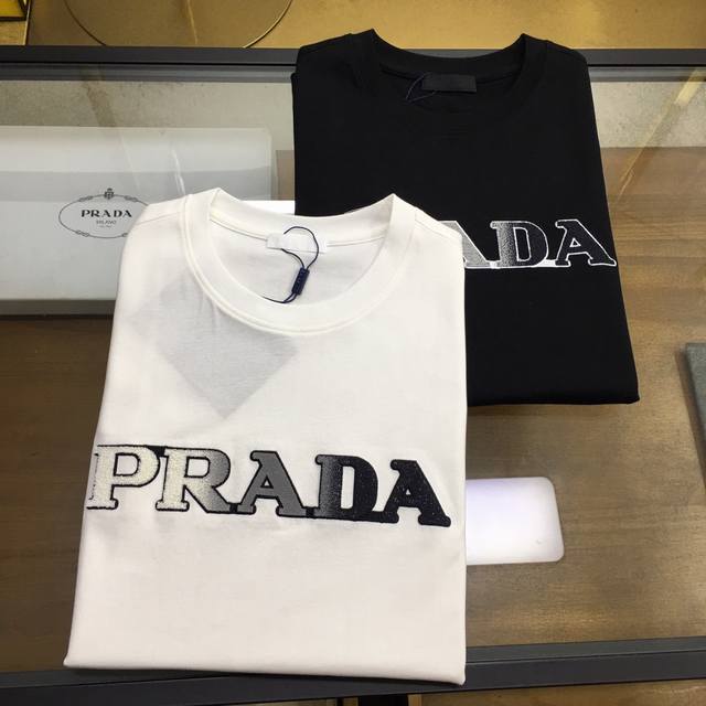 专柜新品 Prad S-2xl 2024春夏新款男女同款短袖T恤，专柜同步发售！定制专属高克重精梳纯棉面料，定制原版工艺螺纹，胸前重工字母logo工艺设计！简约 - 点击图像关闭