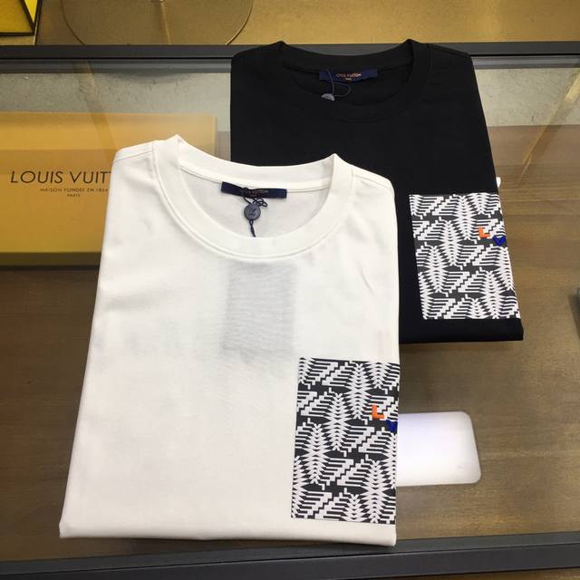 专柜新品 L.v.. S-2xl 2024春夏新款男女同款短袖T恤，专柜同步发售！定制专属高克重精梳纯棉面料，定制原版工艺螺纹，胸前重工字母logo工艺设计！简