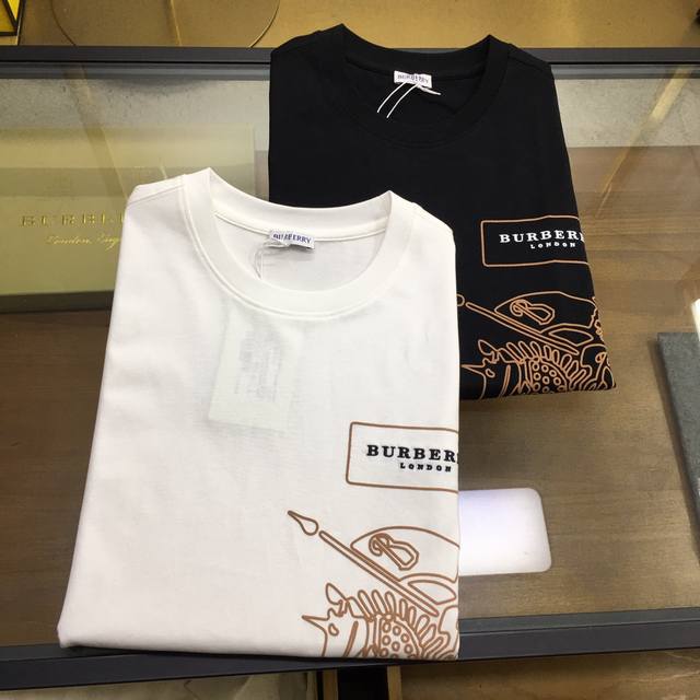 专柜新品 Burebr..y S-2xl 2024春夏新款男女同款短袖T恤，专柜同步发售！定制专属高克重精梳纯棉面料，定制原版工艺螺纹，胸前重工字母logo工艺