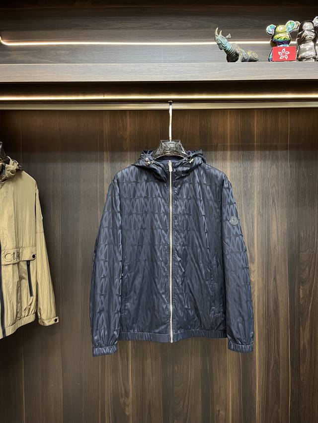 主推 Moncler 双面穿 2024ss秋季新款发布蒙口轻奢休闲连帽外套，薄棉款秋冬时尚潮流休闲夹克，穿上就是舒适自在又显瘦的存在，慵懒而随性，结合干净简单的