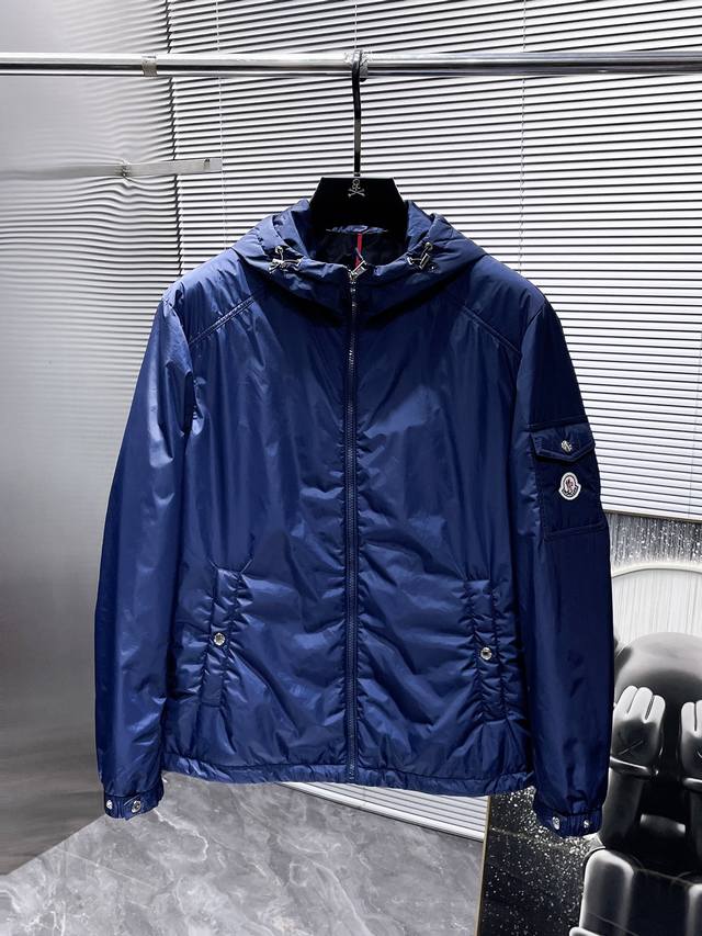 蒙口 moncler 2024秋冬新款 连帽 薄棉 夹克 外套，高端版本！专柜定制面料 透气舒适度高，细节无可挑剔，品牌元素设计理念，体现高品质。手感细腻柔软！