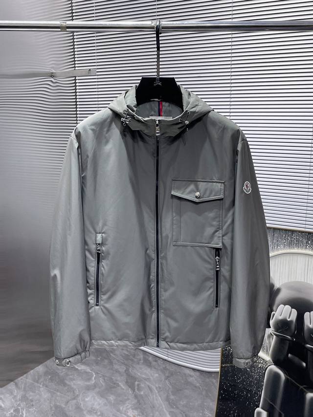 蒙口 moncler 2024秋冬新款 连帽 薄棉 夹克 外套，高端版本！专柜定制面料 透气舒适度高，细节无可挑剔，品牌元素设计理念，体现高品质。手感细腻柔软！