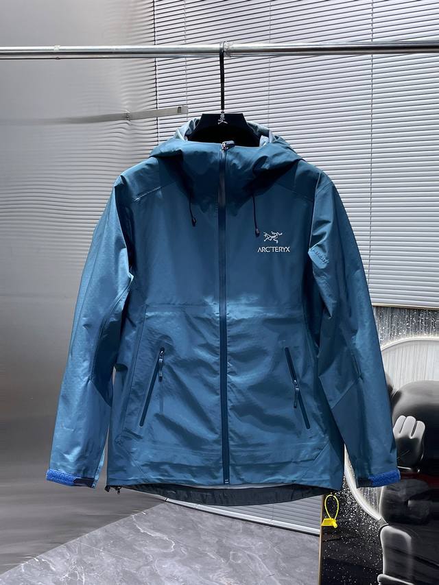 ARC‘TERYX 始祖鸟Beta GTX LT 防水硬壳冲锋衣 连帽夹克 三层面料最后的效果挺括轻薄 防水性能俱佳 多裁片对称立体位的拼接剪裁 论人体工学和专