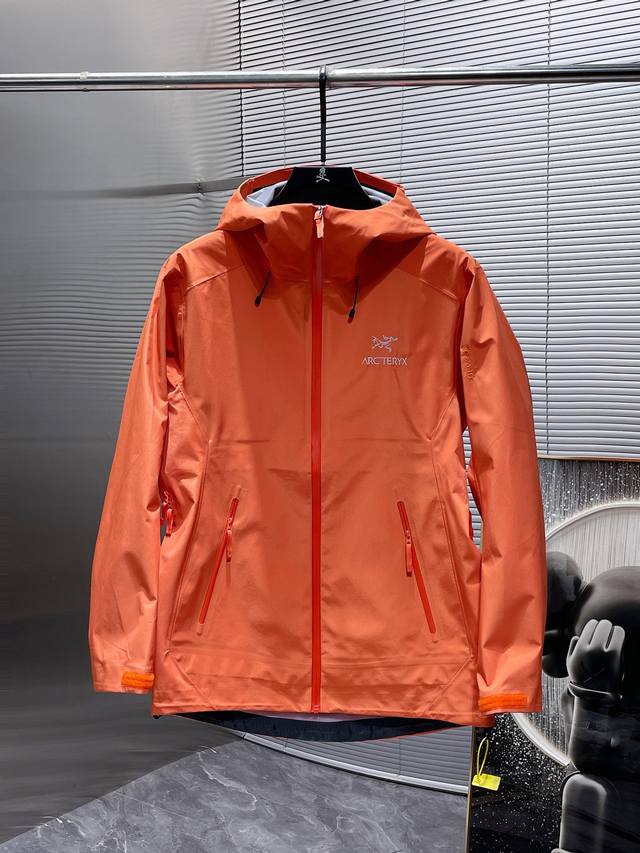 ARC‘TERYX 始祖鸟Beta GTX LT 防水硬壳冲锋衣 连帽夹克 三层面料最后的效果挺括轻薄 防水性能俱佳 多裁片对称立体位的拼接剪裁 论人体工学和专