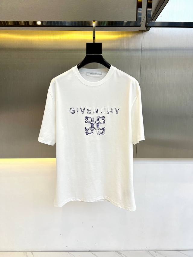 Given纪梵希、2024春夏男士新款经典LOGO压印圆领短袖T恤。进口丝光棉面料，面料手感丝滑柔软，透气亲肤性极佳，着身无比的舒适，整体质感相当之高！衣身胸前