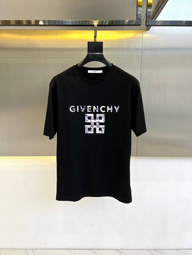 Given纪梵希、2024春夏男士新款经典LOGO压印圆领短袖T恤。进口丝光棉面料，面料手感丝滑柔软，透气亲肤性极佳，着身无比的舒适，整体质感相当之高！衣身胸前