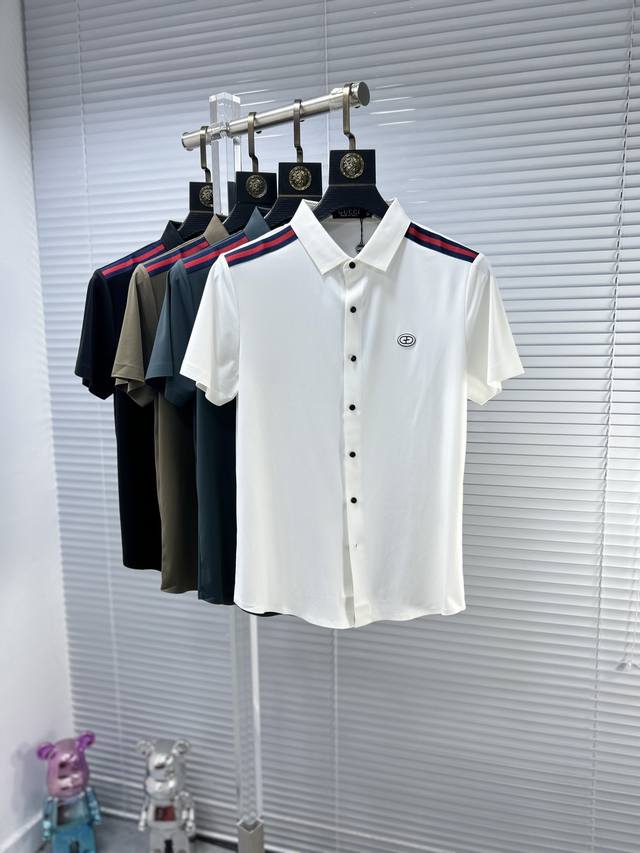 Gucc*古奇 ss24夏季新款翻领POLO衫 雍容华贵的品牌风格，客供进口面料，手感丝滑细腻有光泽， 做出来的衬衫也是版型垂顺挺括，并且还抗皱抗起球，贴身穿着