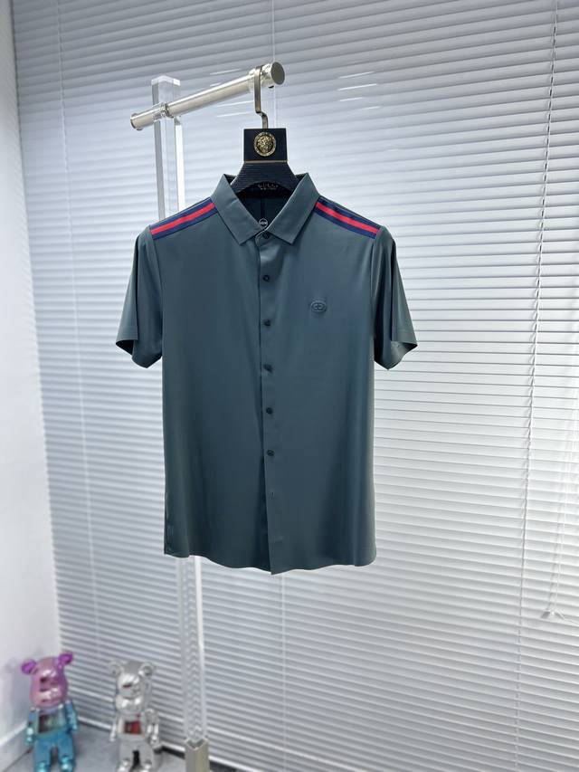 Gucc*古奇 ss24夏季新款翻领POLO衫 雍容华贵的品牌风格，客供进口面料，手感丝滑细腻有光泽， 做出来的衬衫也是版型垂顺挺括，并且还抗皱抗起球，贴身穿着