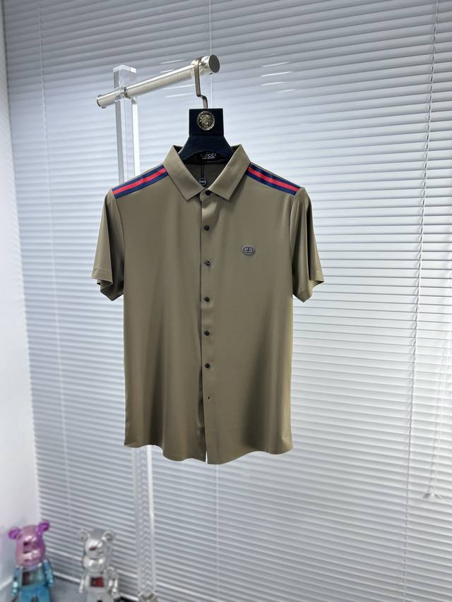 Gucc*古奇 ss24夏季新款翻领POLO衫 雍容华贵的品牌风格，客供进口面料，手感丝滑细腻有光泽， 做出来的衬衫也是版型垂顺挺括，并且还抗皱抗起球，贴身穿着