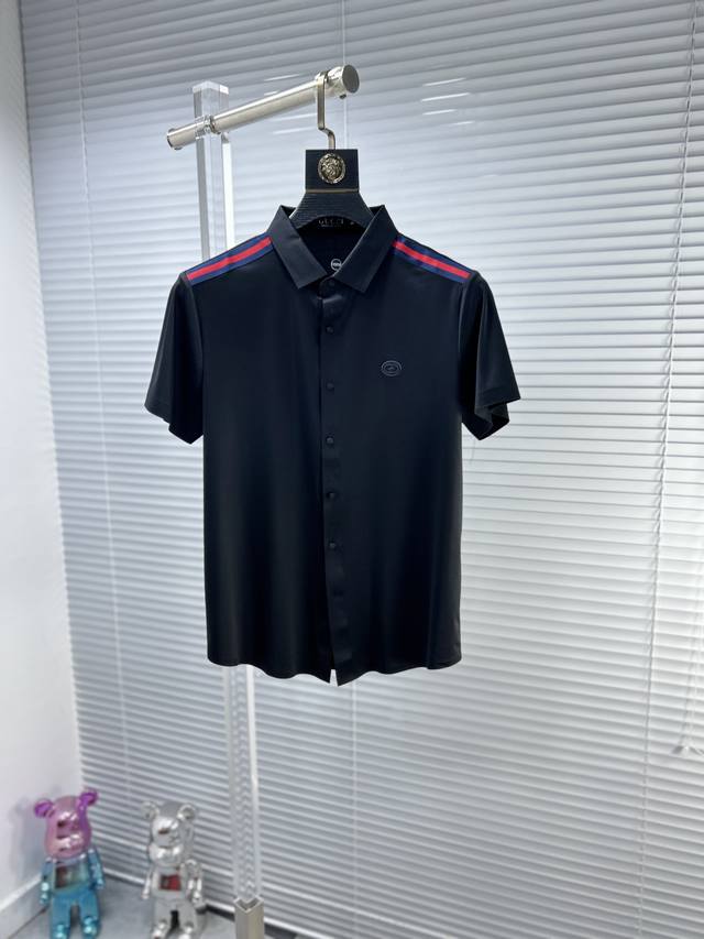 Gucc*古奇 ss24夏季新款翻领POLO衫 雍容华贵的品牌风格，客供进口面料，手感丝滑细腻有光泽， 做出来的衬衫也是版型垂顺挺括，并且还抗皱抗起球，贴身穿着