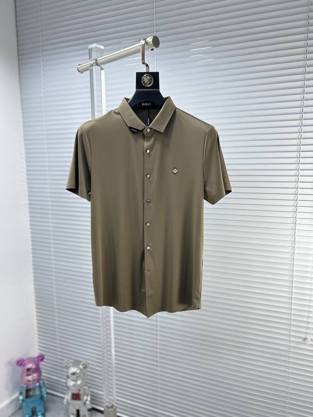 Boss* ss24夏季新款翻领POLO衫 雍容华贵的品牌风格，客供进口面料，手感丝滑细腻有光泽， 做出来的衬衫也是版型垂顺挺括，并且还抗皱抗起球，贴身穿着也是