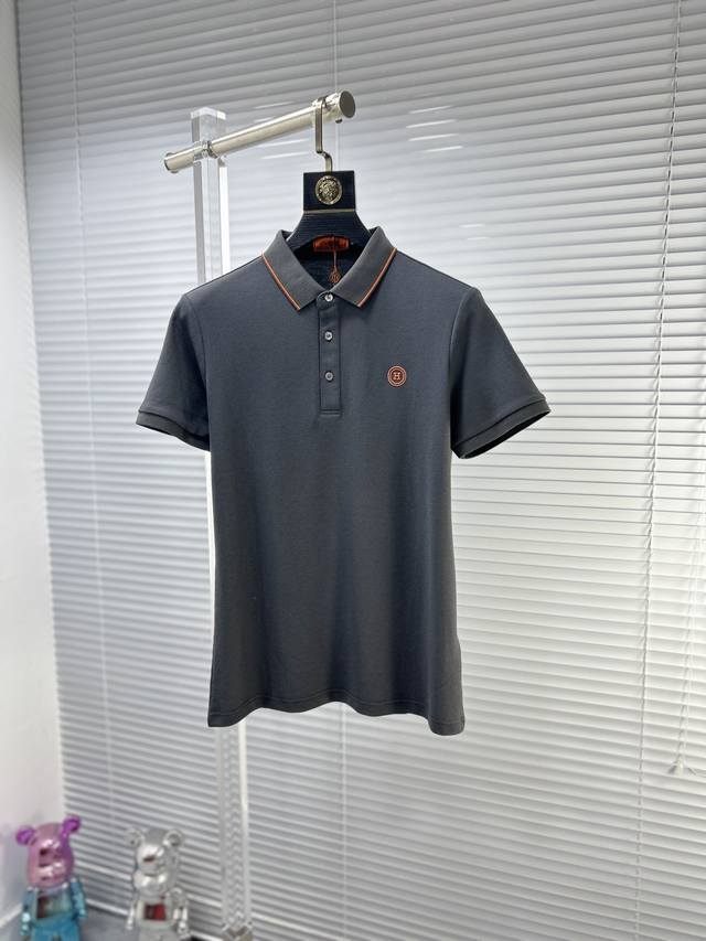 Herm*爱马仕 ss24夏季新款翻领POLO衫 雍容华贵的品牌风格，客供进口面料，手感丝滑细腻有光泽， 做出来的衬衫也是版型垂顺挺括，并且还抗皱抗起球，贴身穿 - 点击图像关闭