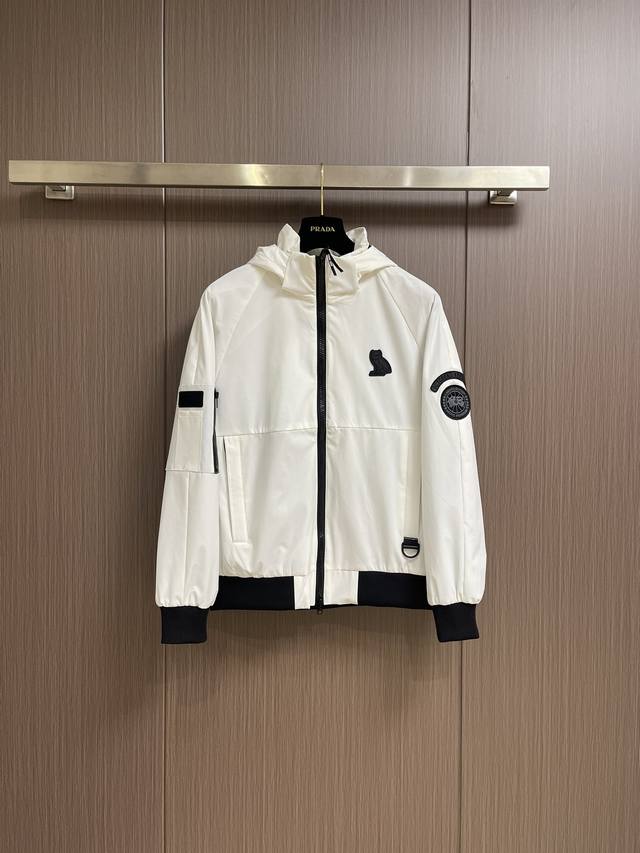 Canada Goose 加拿大鹅、2024早秋新款夹克外套。都市时尚休闲款！面料超软面料帅酷爆款薄夹克外套。特供面料都是英国进口的聚酯纤维纤维面料，淡淡光泽，