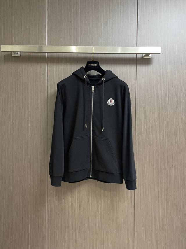 整套 Moncler 2024春夏新款连帽款夹克外套防晒衣防晒束腿裤套装。采用进口环保面料，高效持久透气，防撕裂性能效果尤为明显！夹克版型简约大气，轻便舒适，处