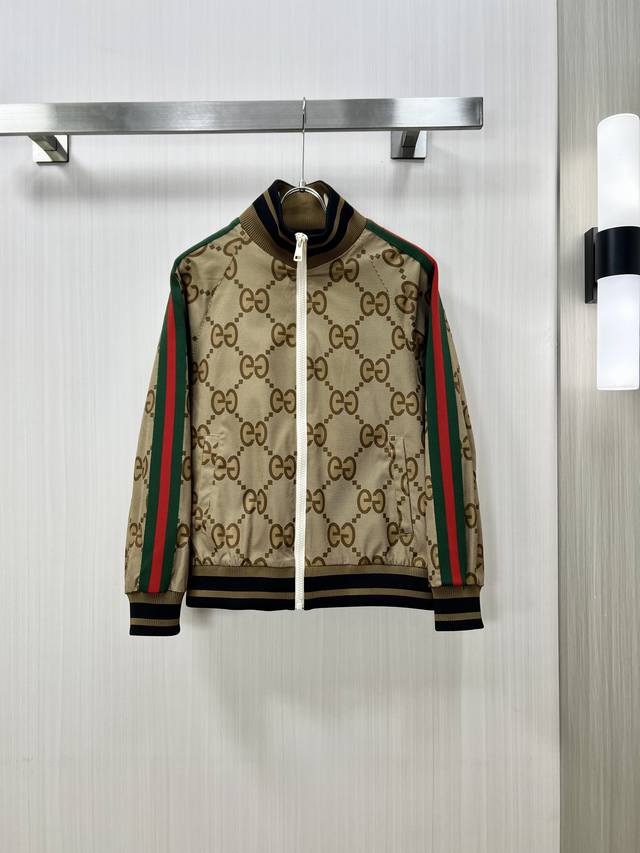 GUCCI 古奇 2024秋冬新款外套 原版经典爆款男士外套，全进口原版定制欢迎专柜对比，面料质感高档细腻，版型完美，里面采用品牌经典的复古格纹，胸前工装口袋设