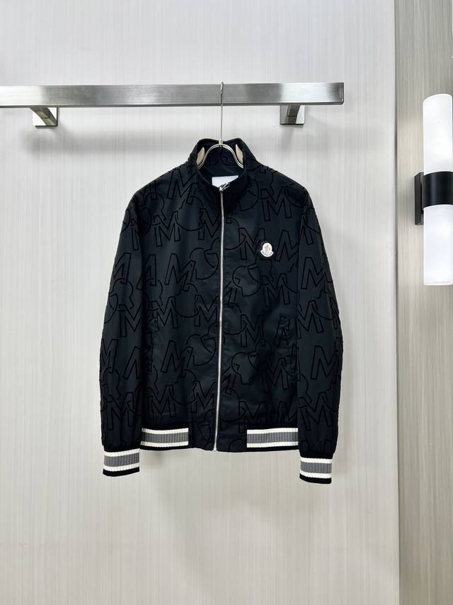 MONCLER 蒙口 2024FW早秋新品 满印夹克外套，定制棉质面料打造，满身字母标识植绒花纹，全幅丝绒立体效果图案，中性剪裁版型，胸前撞色标识徽章，下摆衣袖