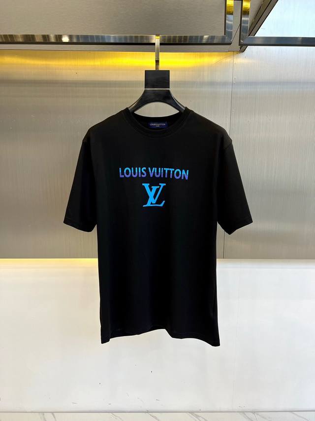 LV、2024春夏新品发售新品短袖t恤。采用进口丝光欧棉面料，温儒柔软 细腻柔软 上身自然是舒适 凉爽，胸前logo图案印花撞色时尚立体。颜色十分清晰，非常的凸