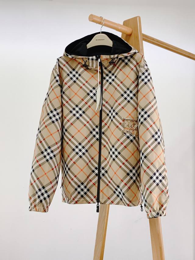 Burberry 巴宝莉 2024FW早秋新品 双面穿斜格纹烧花马术徽标外套，格纹斜纹面料打造，反面为纯色尼龙材质。搭配及腰衣摆，饰有马术骑士烧花徽标，呈现休闲