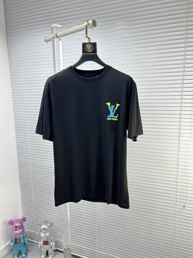 LV*路易 ss24夏季新款短袖T恤，顶级冰丝棉 高端图案logo，帅气时尚，简约百搭款。面料棉 不仅挺括，保持潮流的廓形，又穿着舒适，纱织更细腻 码数：M-X