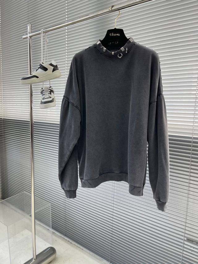 Balenciag 23款穿刺环扣卫衣 定制定染380克全棉碳灰卫衣和500克1*1罗纹 骨位鲜明 上身质感十足 14个独立五金环扣搭配复古做旧风格堪比一件艺术