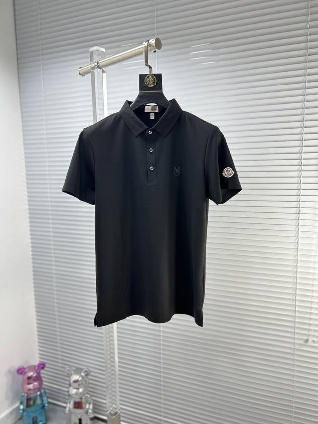 Monc*蒙口 ss24夏季新款翻领POLO衫 雍容华贵的品牌风格，客供进口面料，手感丝滑细腻有光泽， 做出来的衬衫也是版型垂顺挺括，并且还抗皱抗起球，贴身穿着