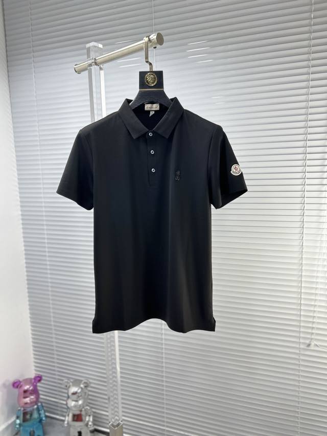 Monc*蒙口 ss24夏季新款翻领POLO衫 雍容华贵的品牌风格，客供进口面料，手感丝滑细腻有光泽， 做出来的衬衫也是版型垂顺挺括，并且还抗皱抗起球，贴身穿着