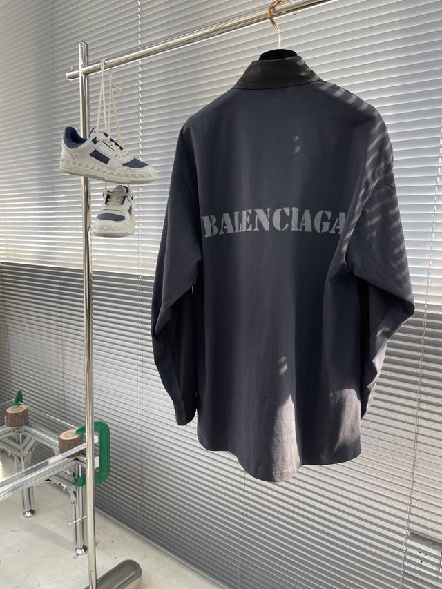 Balenciag 藏青色拼接衬衣 棉布与针织拼接衬衫是一种结合了不同材质特性的时尚单品 它融合了棉布的透气性和针织面料的柔软与弹性 为穿着者带来舒适的穿着体验