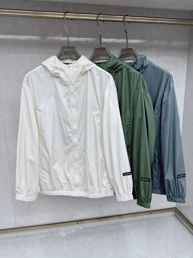 巴黎世家 2024夏装新品，专柜同步爆款休闲连帽防晒服，本季必入百搭款式，上身极为出挑，超级百搭款 ，原版1:1复刻，三标齐全！专柜最新时尚元素设计，进口定织高