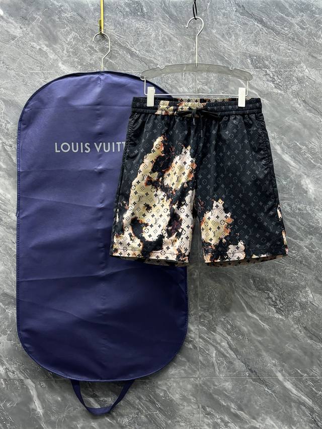 Lou V 2024ss夏季新品，男士经典3D老贸易公司渠道稀出，满幅经典老花，打造出夏日最舒适的短裤，整体设计非常洋气漂亮！选用客供进口面料，级柔软且具有韧性